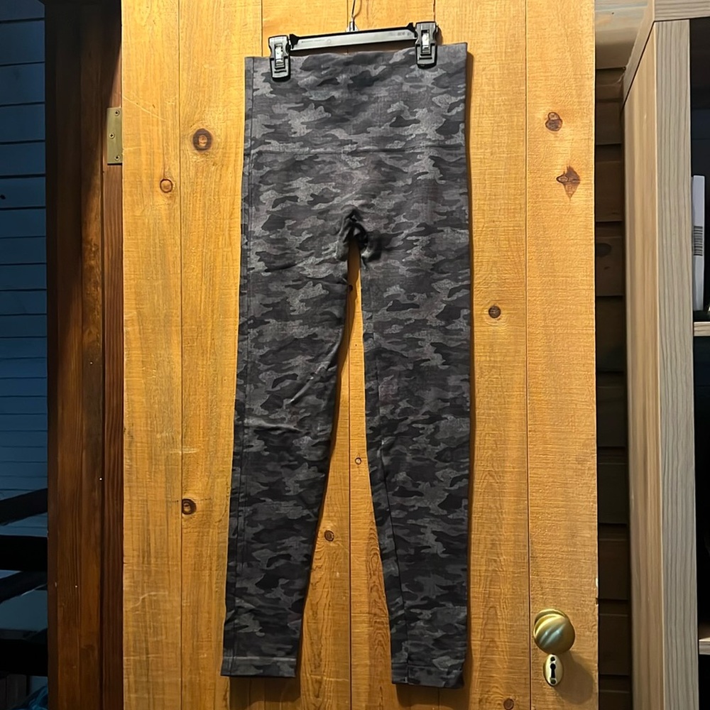 Gray camouflage Spanx‎